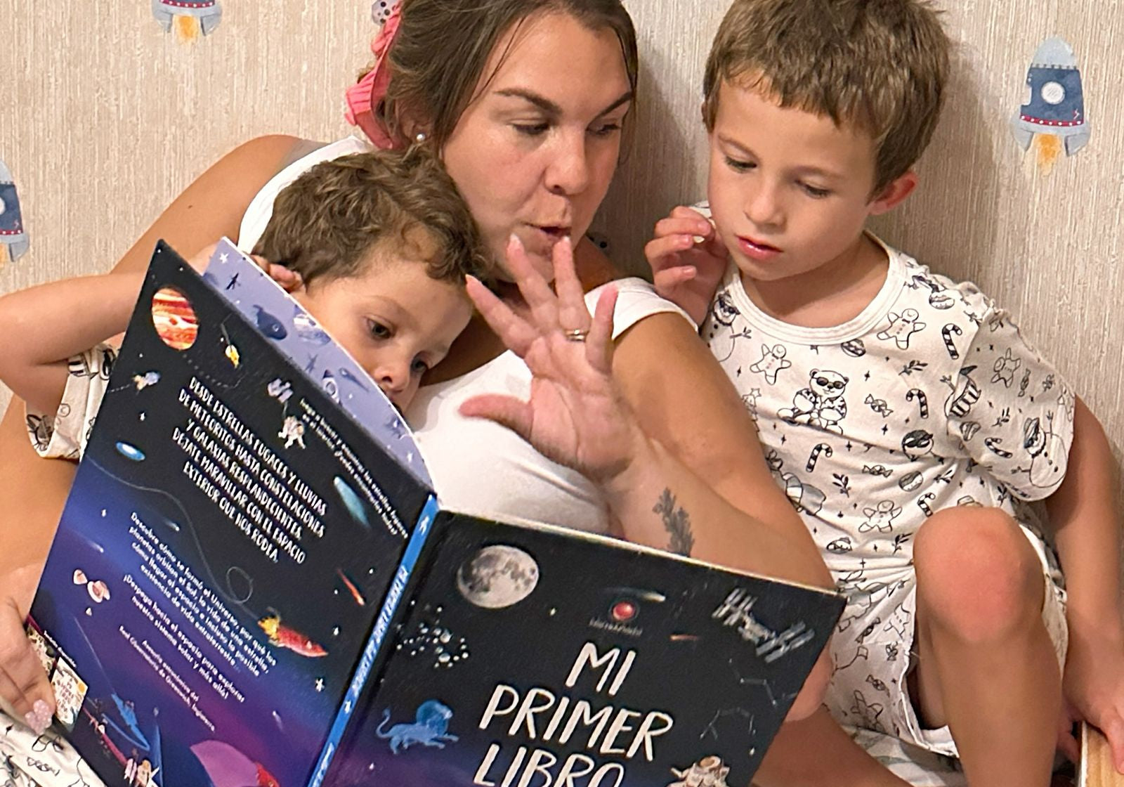 María Paz Valdés leyendo con sus hijos