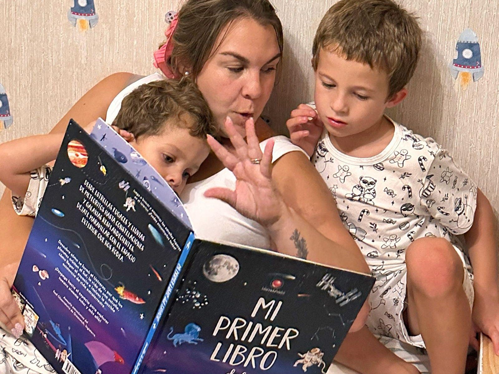 María Paz Valdés leyendo con sus hijos