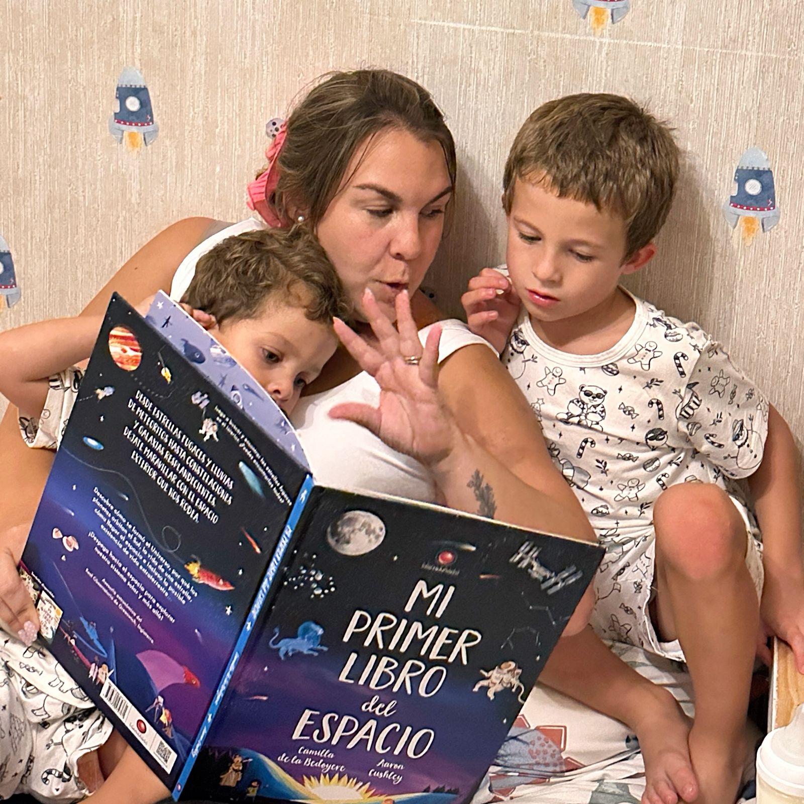 María Paz Valdés leyendo con sus hijos