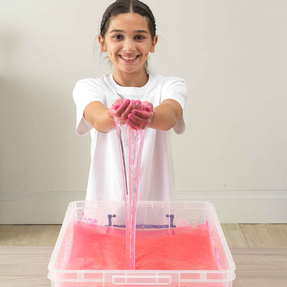 Niña jugando con slime brillante Zimpli Kids