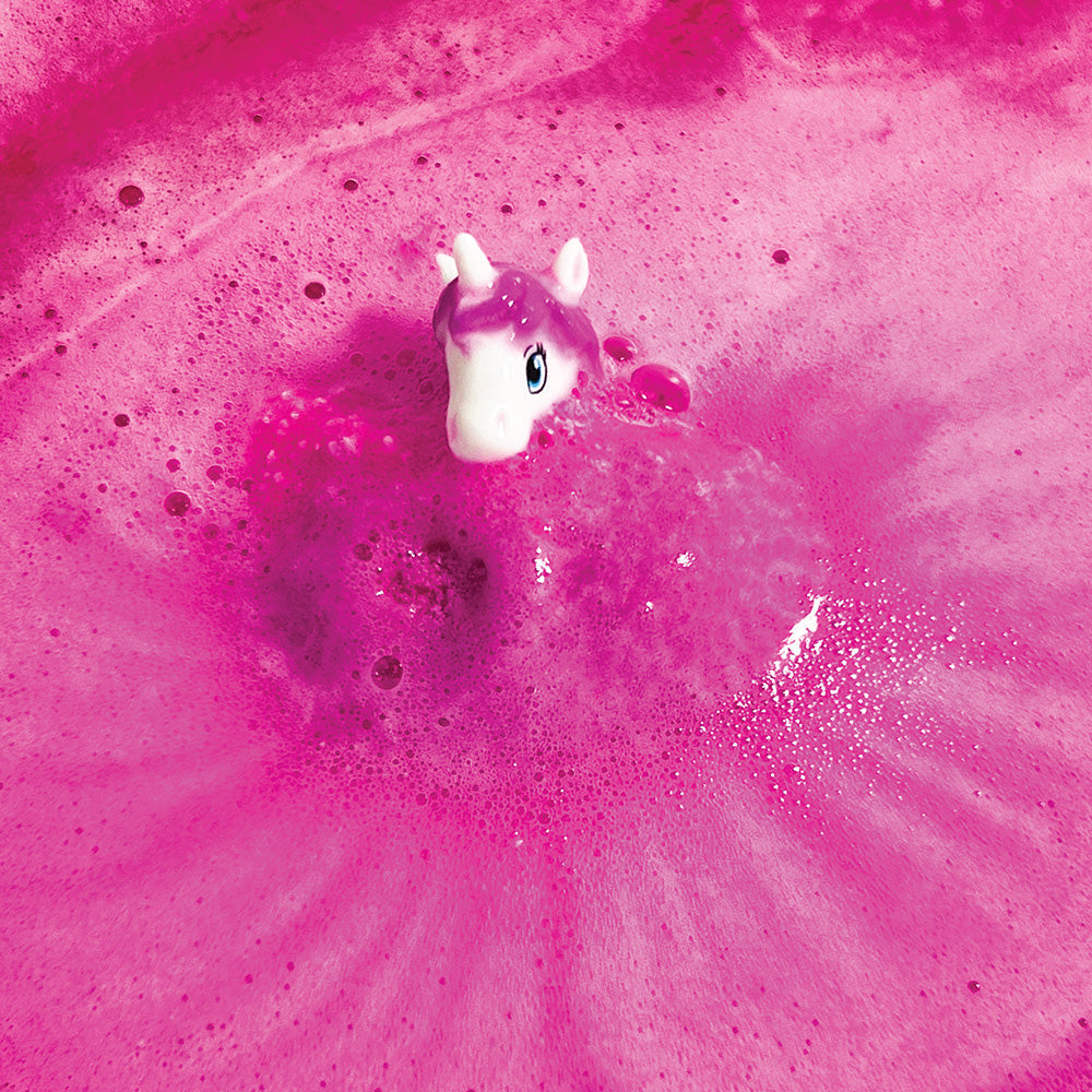 Niña jugando con Bombas de Baño Unicornio en la tina