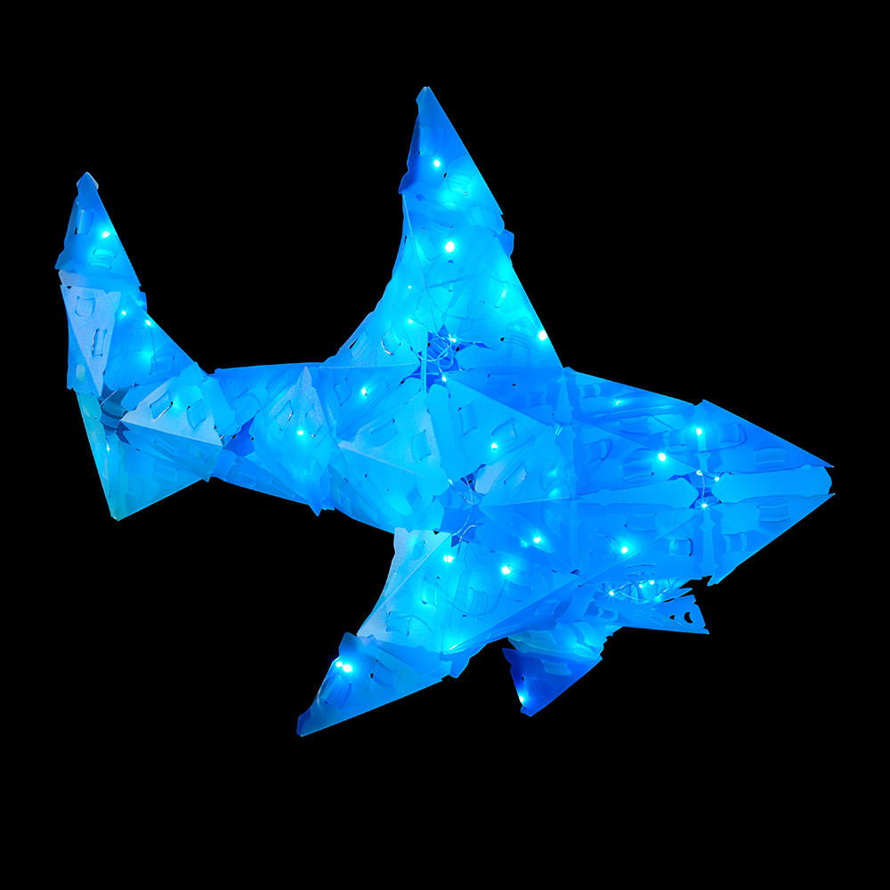 Creatto Tiburón figura armada con luces