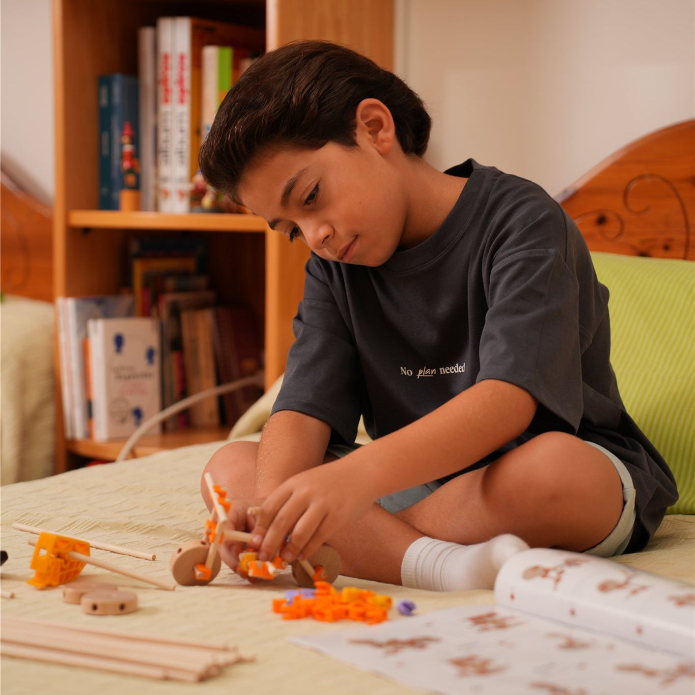 Niño armando con el manual del kit Beaver Estructuras