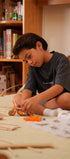Niño armando con el manual del kit Beaver Estructuras