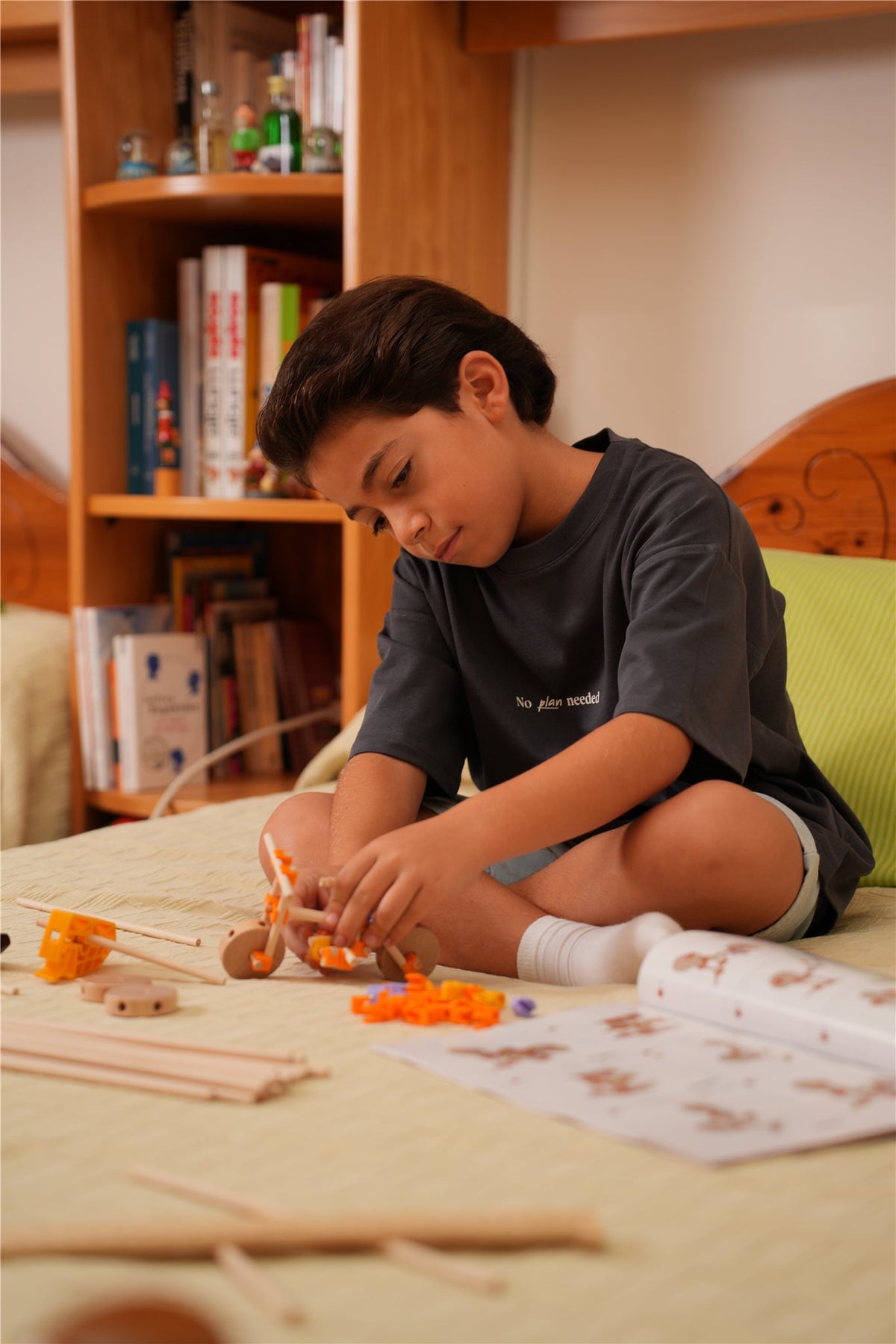 Niño armando con el manual del kit Beaver Estructuras