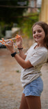 Niña mostrando su estructura armada con Beaver