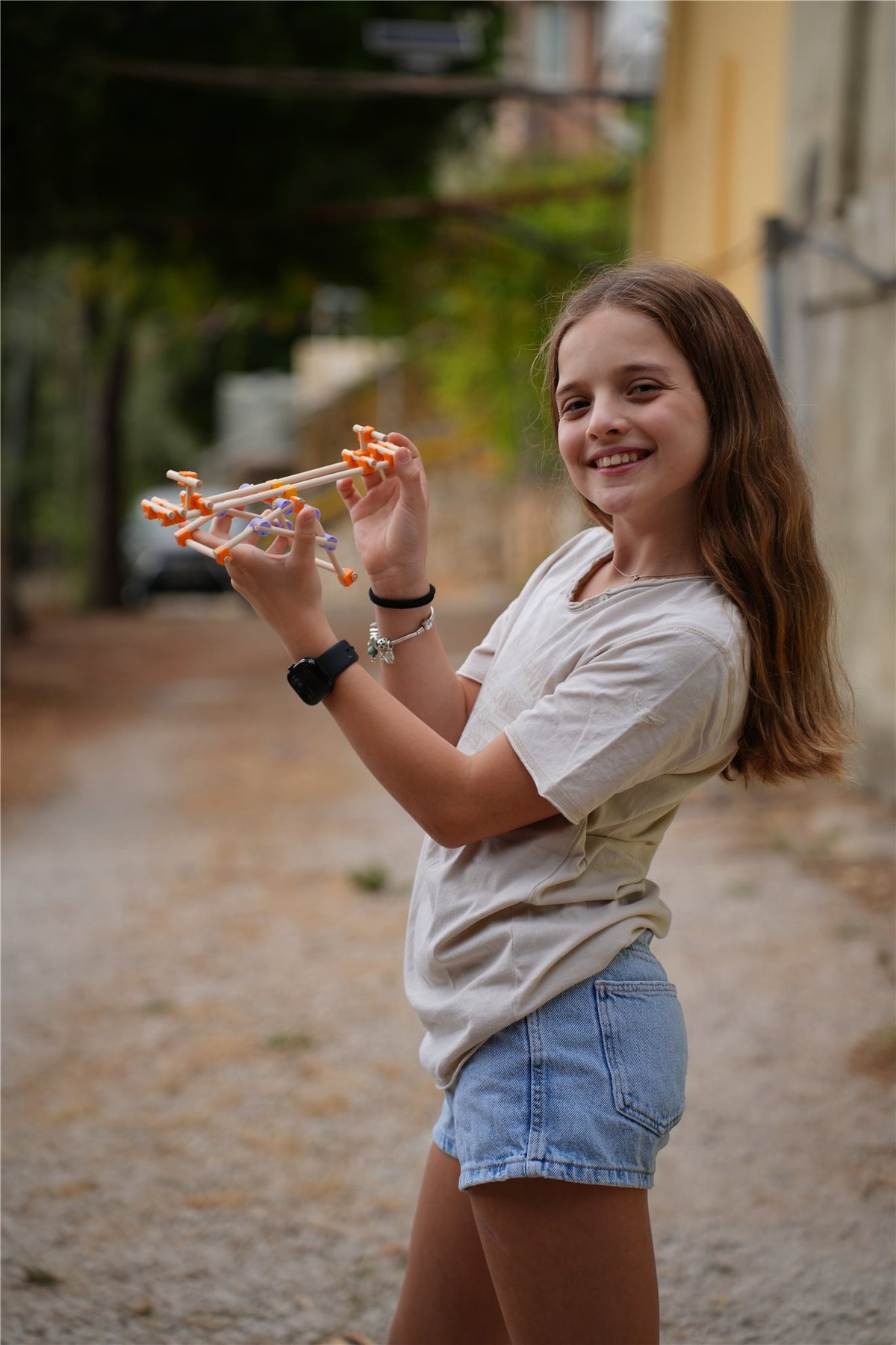 Niña mostrando su estructura armada con Beaver
