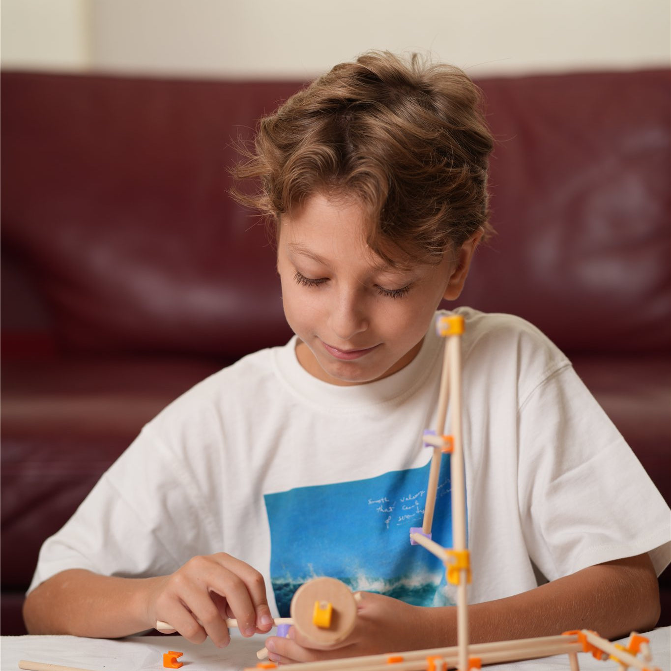 Niño construyendo con el kit de madera Beaver Intermediate