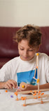 Niño construyendo con el kit de madera Beaver Intermediate