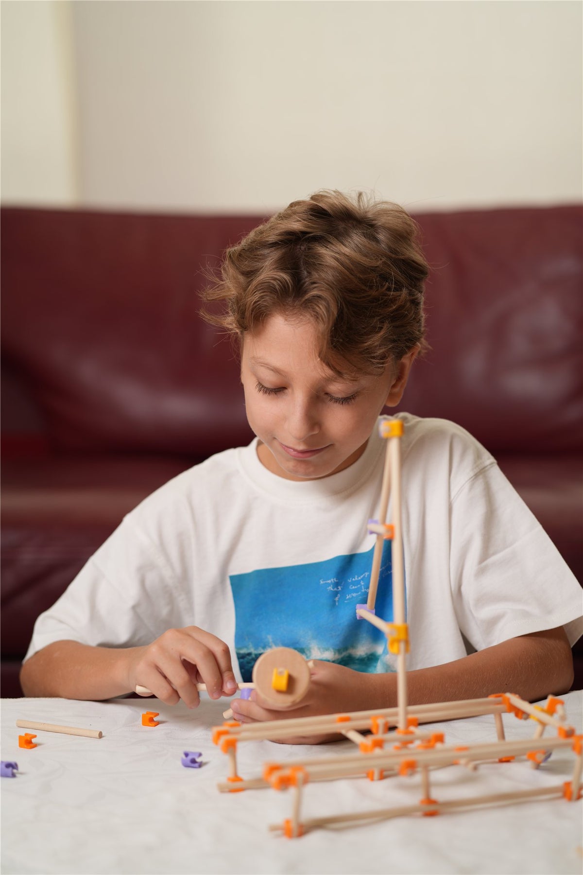 Niño construyendo con el kit de madera Beaver Intermediate