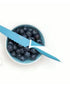 Cuchillo KiddiKutter Blue Lagoon cortando arándanos