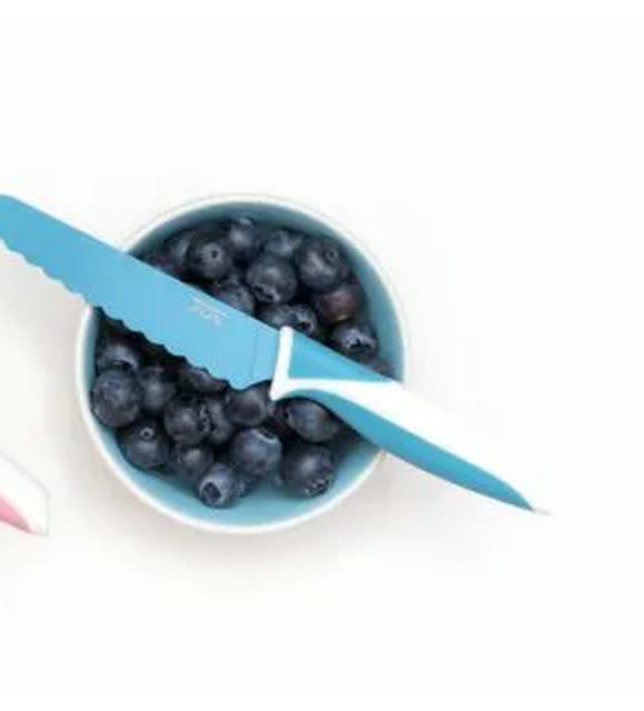 Cuchillo KiddiKutter Blue Lagoon cortando arándanos
