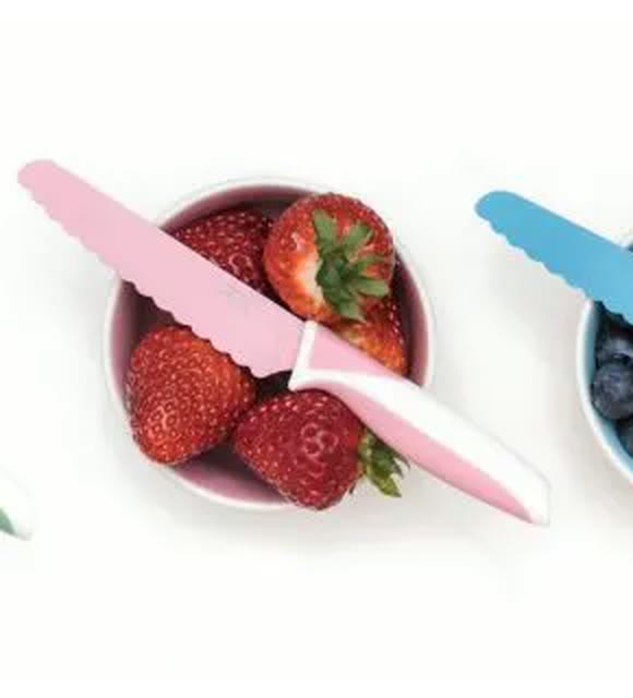 Cuchillo KiddiKutter Rose Sorbet cortando frutillas