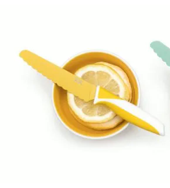 Cuchillo KiddiKutter Lemon Cream cortando limón