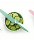 Cuchillo KiddiKutter Matcha Latte cortando pepino