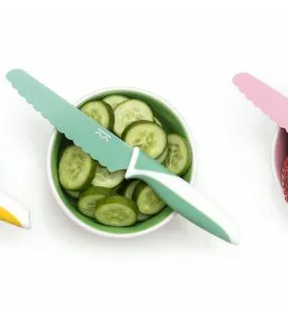 Cuchillo KiddiKutter Matcha Latte cortando pepino