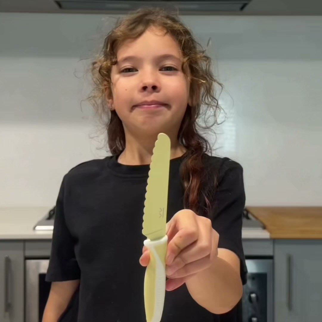 Niña mostrando su cuchillo KiddiKutter Lemon Cream de la colección Gelato