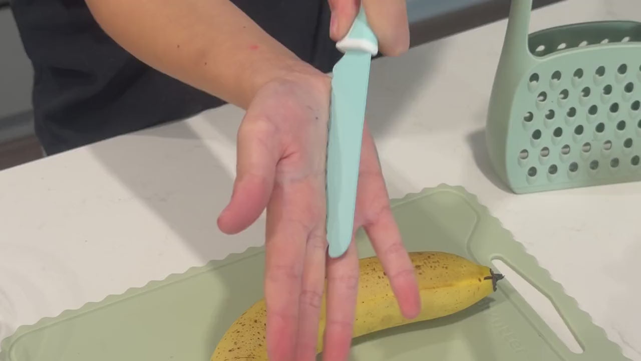 Prueba de seguridad: el cuchillo KiddiKutter pasa por la mano sin cortar
